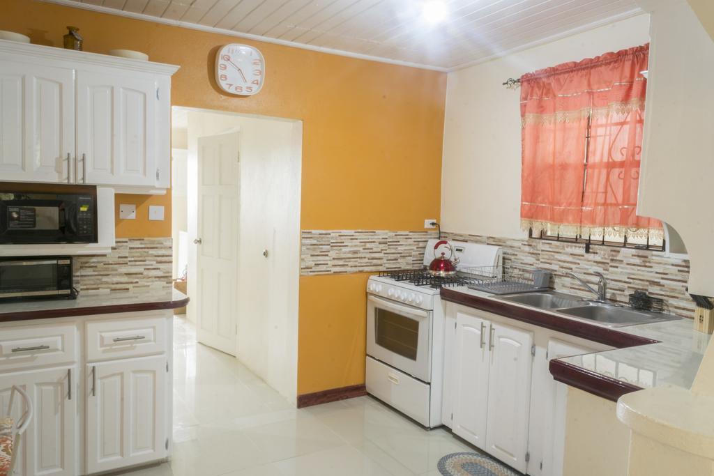 Darrel Cot Beachfront Holiday home *